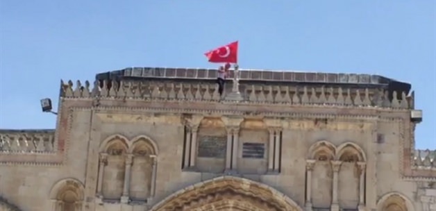 filistinli_gencler_mescid_i_aksaya_turk_bayragi_asti_1434208412_0617